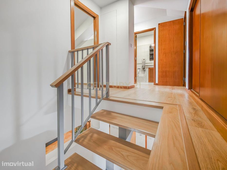 Apartamento T2 Dúplex com Vista Panorâmica e Garagem com Carregamento