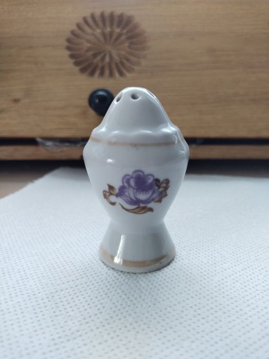 Фарфорова сільничка