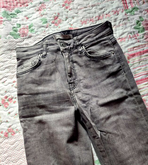 Calças cinza com bordados Bershka