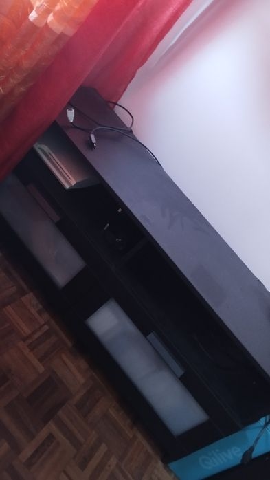 Móvel TV preto com 2 gavetas enormes para arrumação