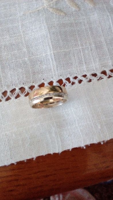 Vendo Aliança ouro amarelo e branco com brilhantes