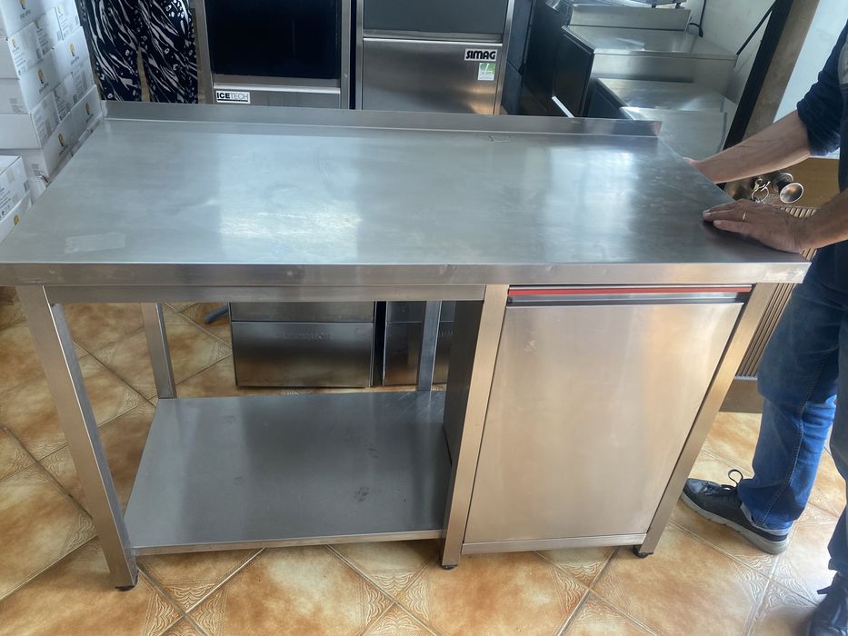 Bancada / escaparate com tulha para o Pão
