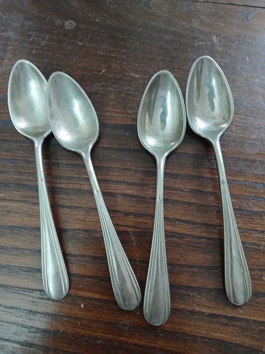 Varios conjuntos de talheres antigos