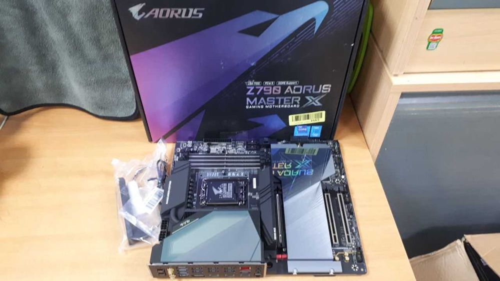Материнська плата Gigabyte Z790 Aorus Master X