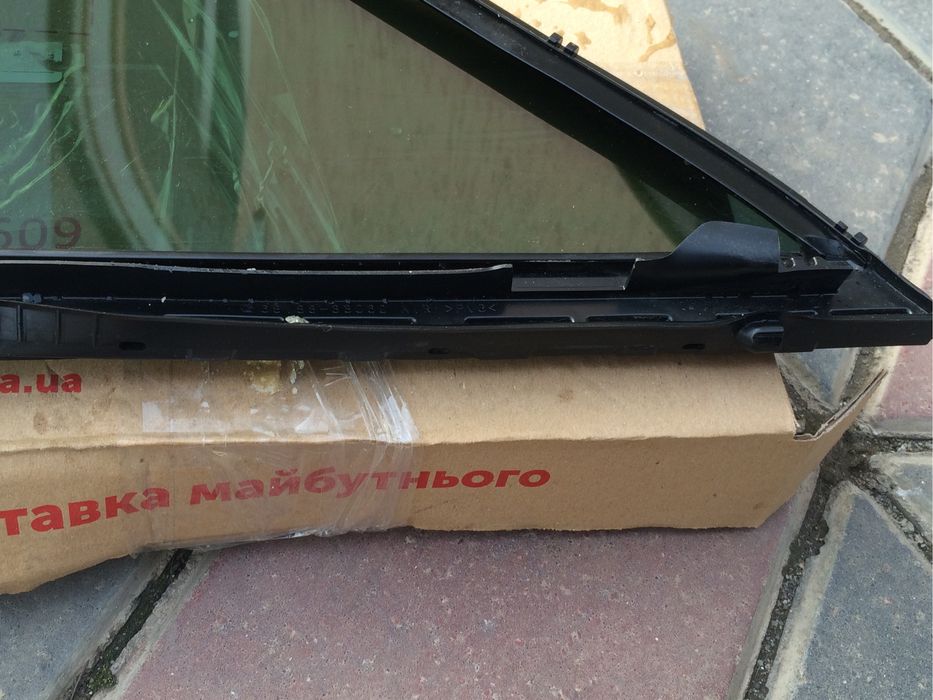 Продам оригинальное заднее стекло триугольник на Тойоту Камри 2011-