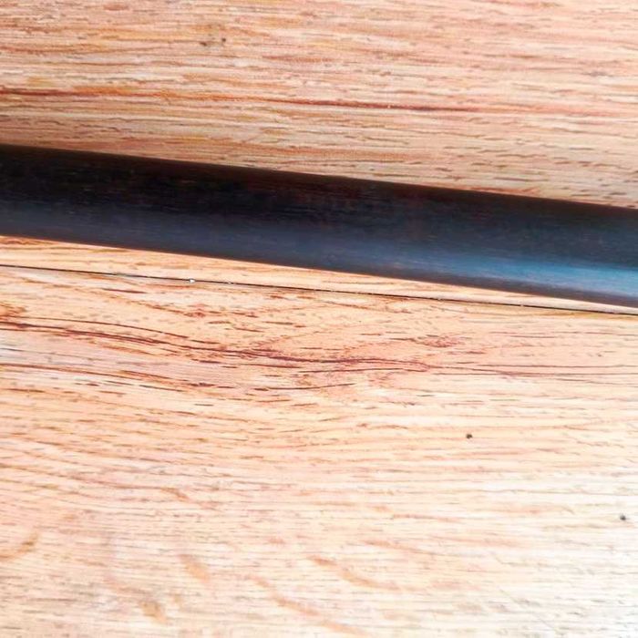 Bengala em madeira exótica maciça e patinada com castão tubular em metal prateado