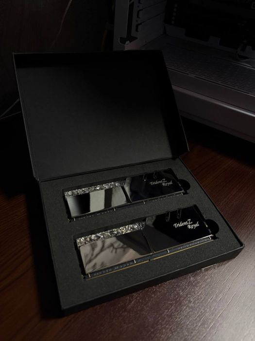 Оперативная память  G.Skill Trident Z Royal DDR4 32gb 3200МГц