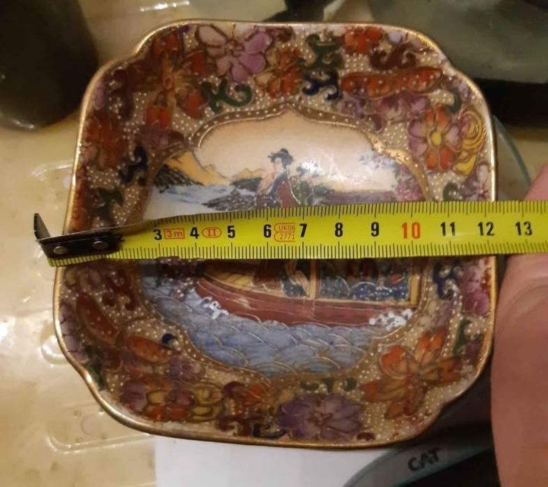 Taça pequena em ceramica com ilustração de gueixas 
Para desocupar