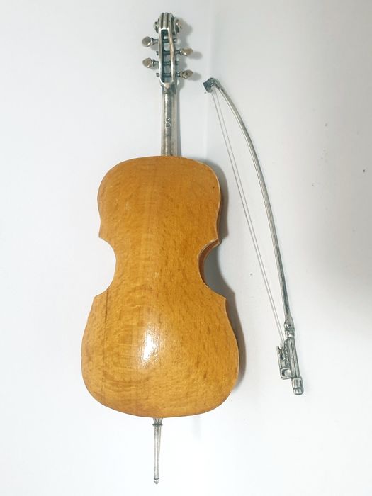 Lindissima miniatura de um violoncelo em madeira e prata portuguesa