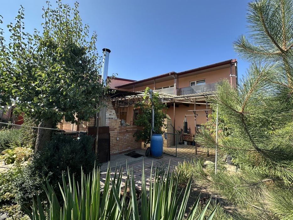 Продам 2-х этажный каменный дом  в Варваровке на участке 7. 12 соток