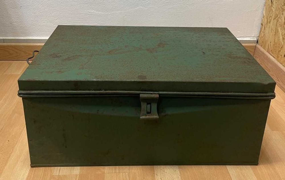 Caixa antiga, em chapa, arca ou bau