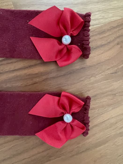 Meias altas Bordeaux com laço e pérola.