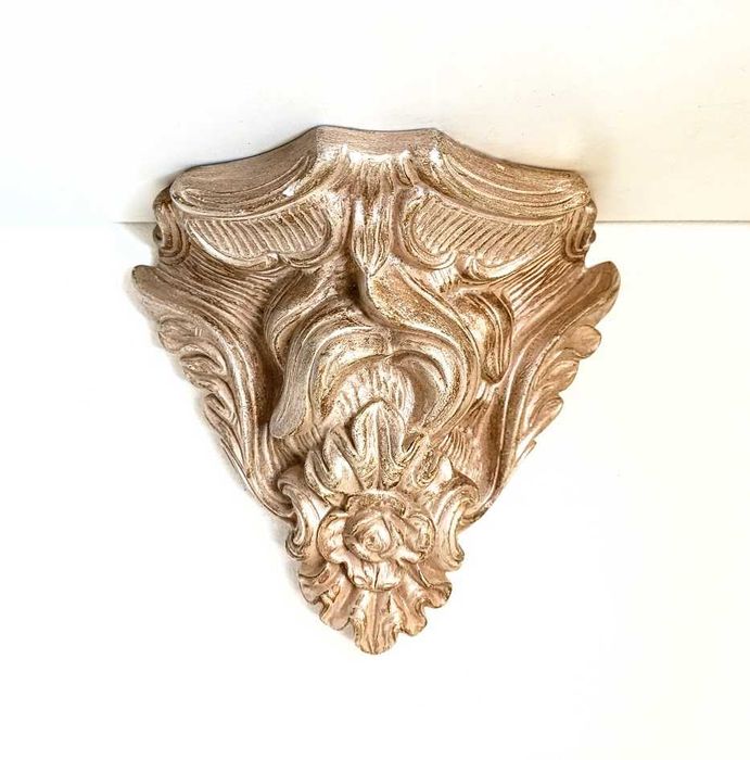 Peanha ou mísula em gesso imitação de madeira com rosa