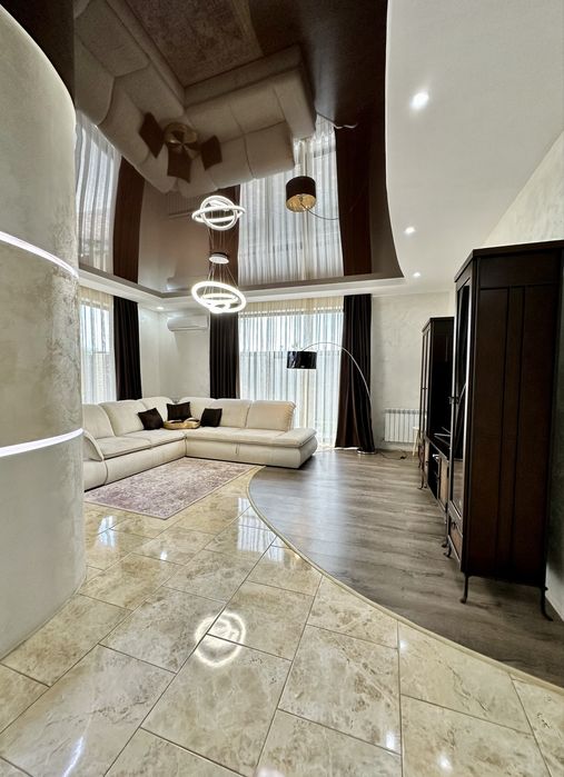 Продам добротный 2-х эт. дом 285 м2 в Обуховке, озеро Попасное, лес