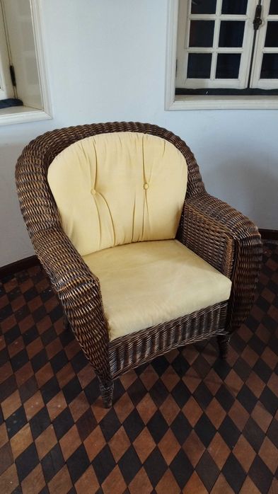 Conjunto de Cadeirões com Mesa de Centro – Bambu