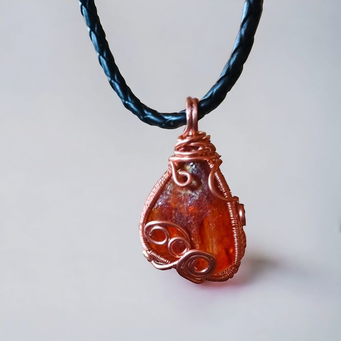 Duży wisior z surowego bursztynu i miedzi na rzemieniu