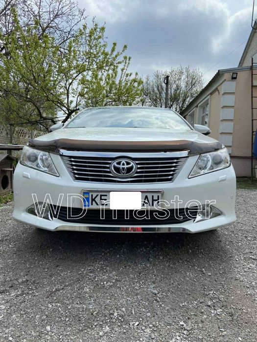 Накладка на передний бампер для Toyota Camry XV 50 (два варианта)