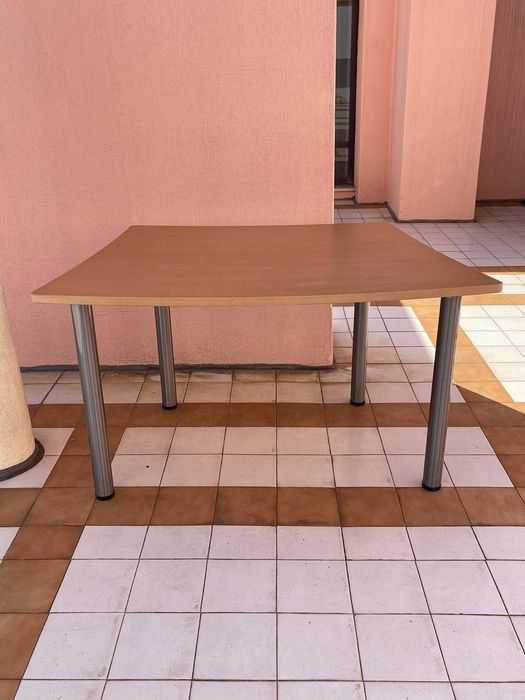 Mesa de madeira para quarto da criança