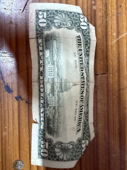 Dwa banknoty 5 i 50 dolarów.