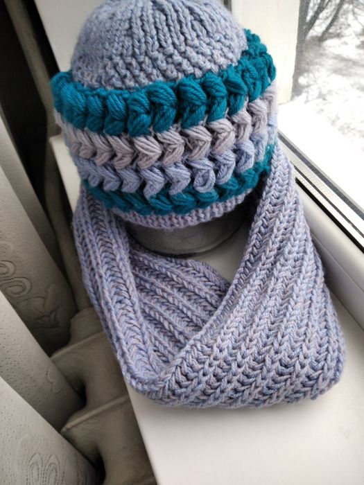 Продам комплект:шапку і шарф гарної якості.