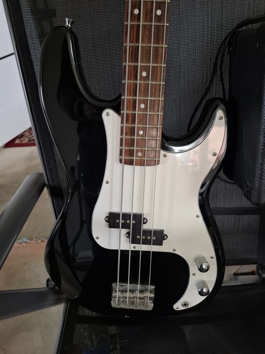 Gitara basowa z zmacniaczem