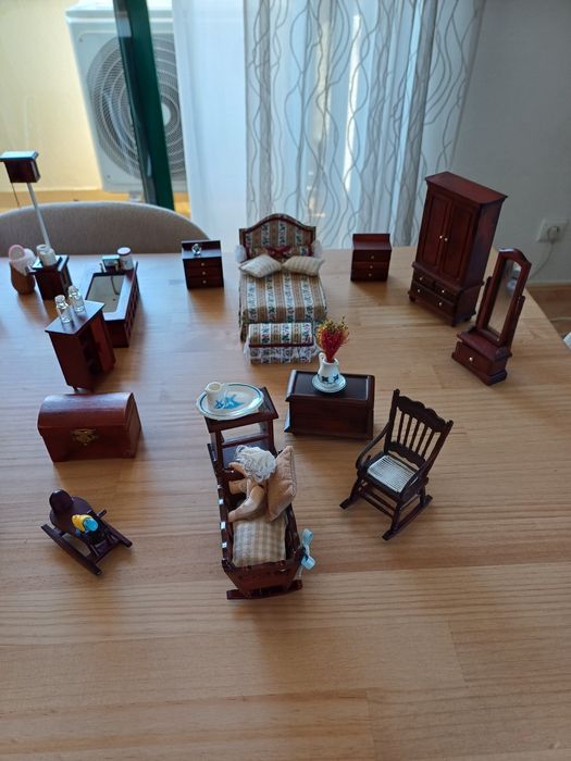 Casa de bonecas vitoriana (com móveis, porcelaninhas e muitos detalhes))