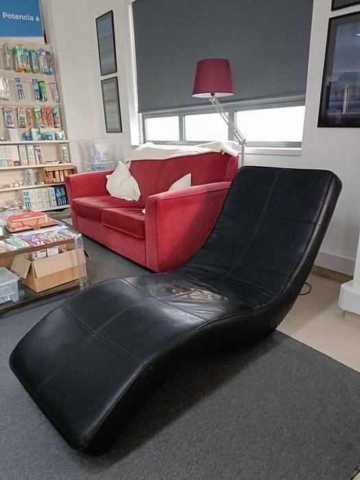 Cadeirão Chaise Longue Preta em Pele Genuína