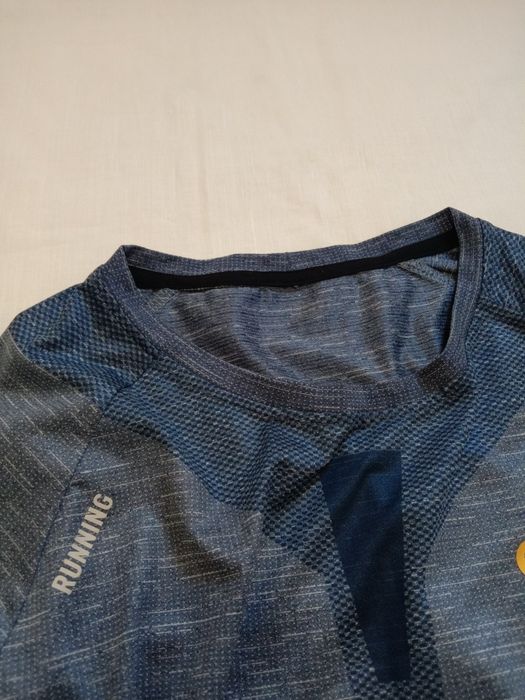 Футболка Running
Розмір -М 
Пишіть на дзвінки не відповідаю.