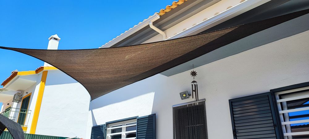 Toldo triangular  (Vela de sombra) castanho 4.80m x 4.80m x 6.80m