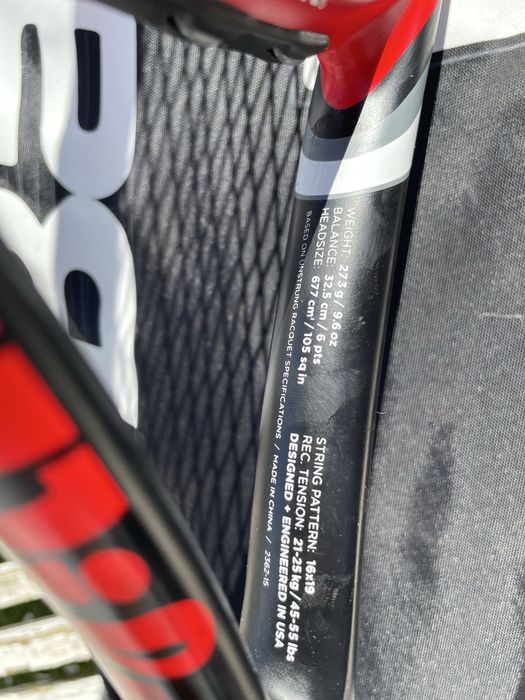 Raquete de ténis Wilson em bom estado.