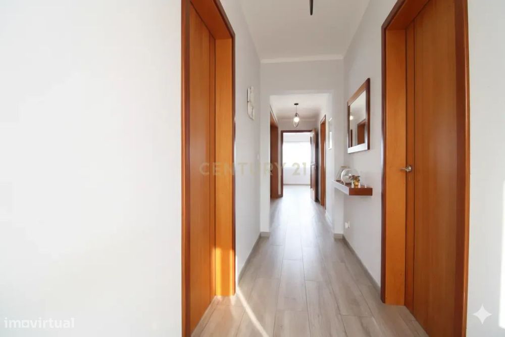 Moradia T6 Renovada com Vista Mar e Ruína T1