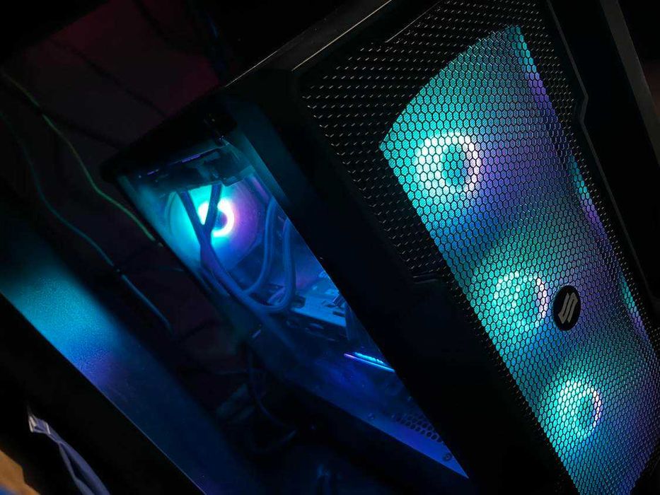 Komputer stacjonarny z RTX 3080 Ti oraz AMD Ryzen 7