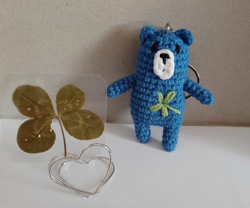 Niebieski Mały Miś brelok z czterolistną koniczynką