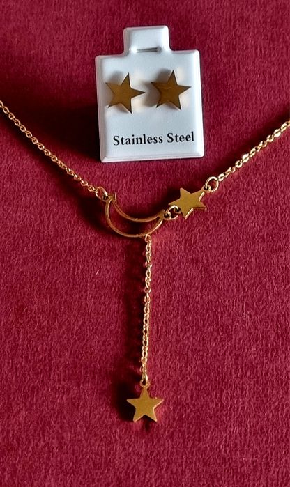 Conjunto dourado (colar e brincos), em aço, com estrelas e uma meia lua.