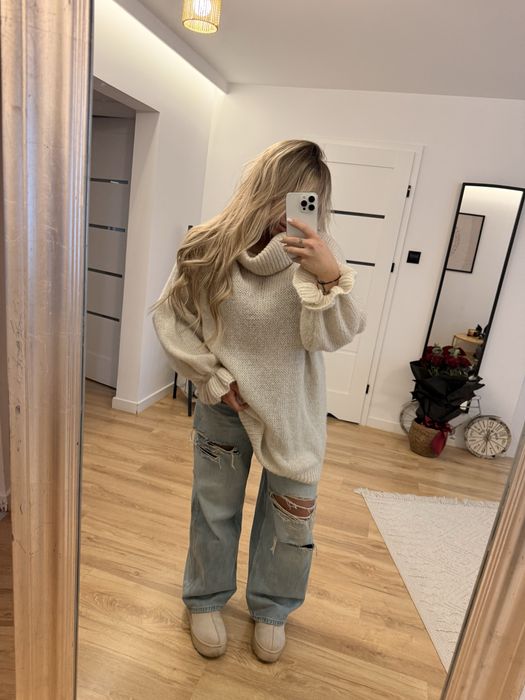 Sweter długi  ecru golf z ozdobnym rękawem | U | Jasny Beż