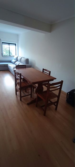 Mesa em madeira maciça e 4 cadeiras