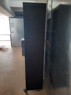 Estante Wengué com rodas