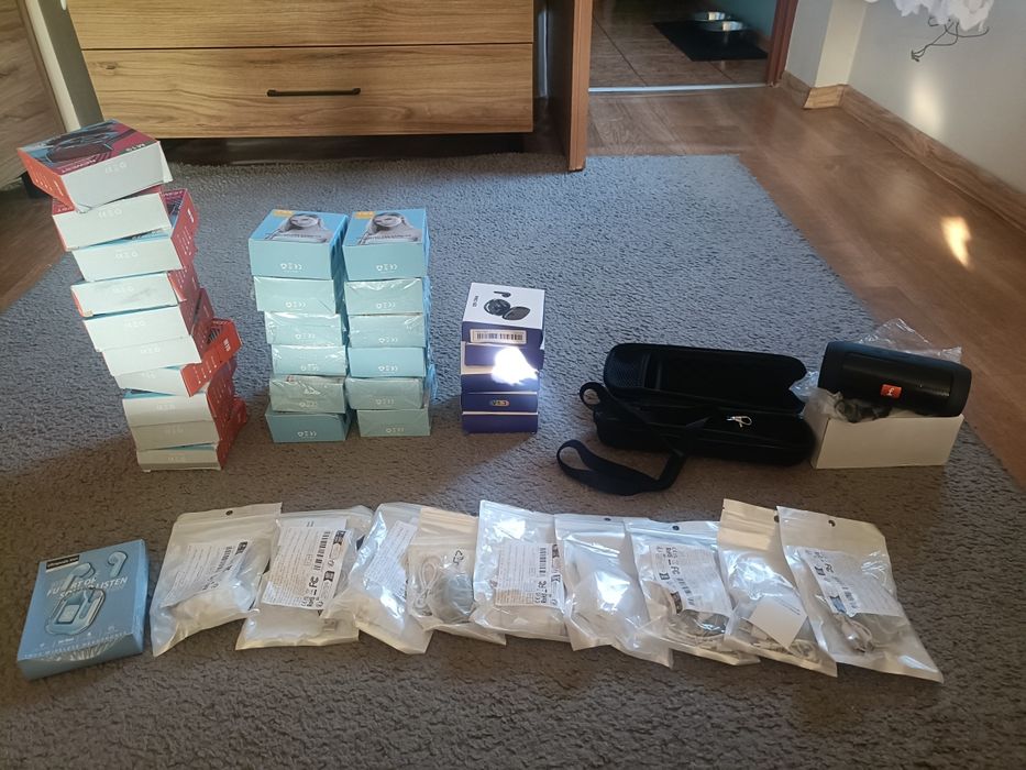 Sprzedam słuchawki plus głośnik i etui w całości komplet