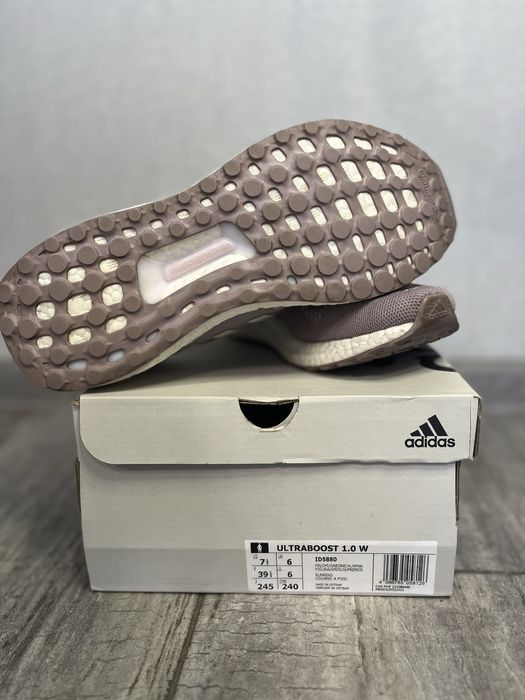 Жіночі бігові кросівки adidas ultraboost 1.0 w