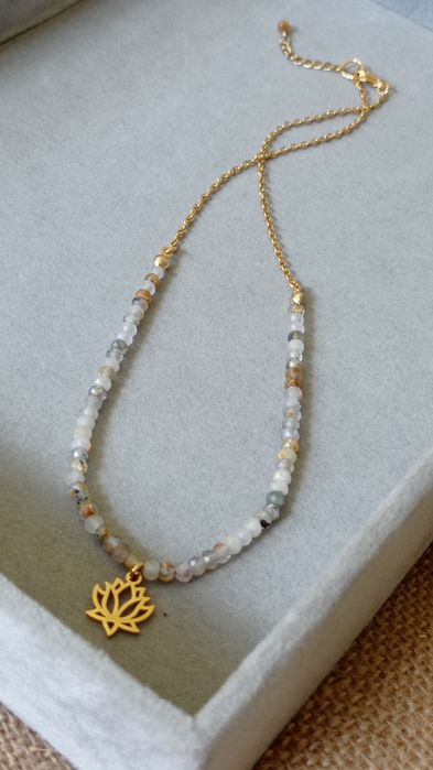 Krótki naszyjnik  damski z kwarcem oraz złotą zawieszką kwiatem