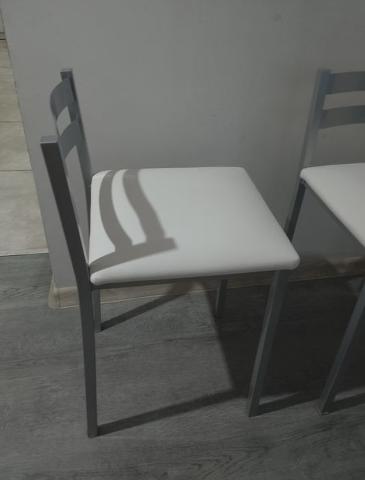 2 hokery krzesła srebrne siedzisko ekoskóra