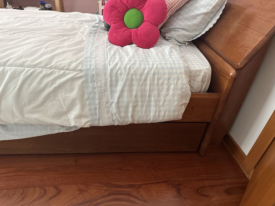 Cama dupla e mesinha de cabeceira CERNE