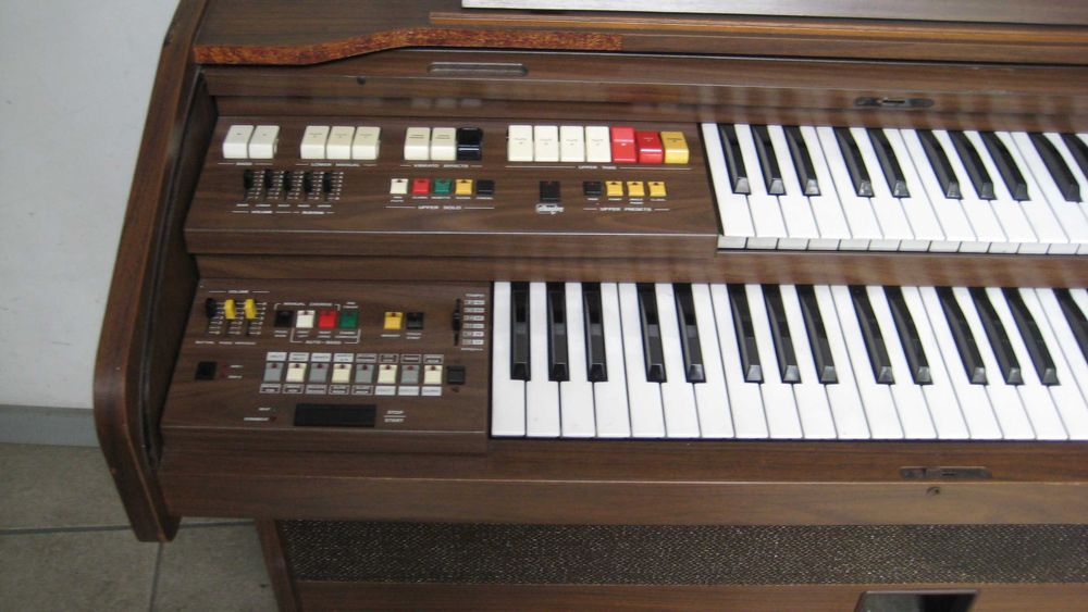 Órgão musical em bom estado geral de conservação a funcionar.