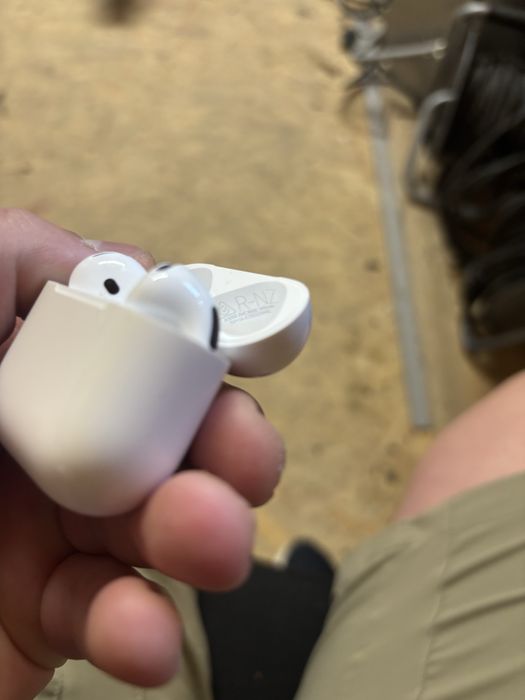 Sprzedam słuchawki AirPods 4 na gwarancji.