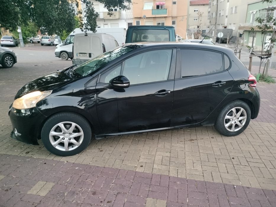 PEUGEOT 208 1.2. — photo 2