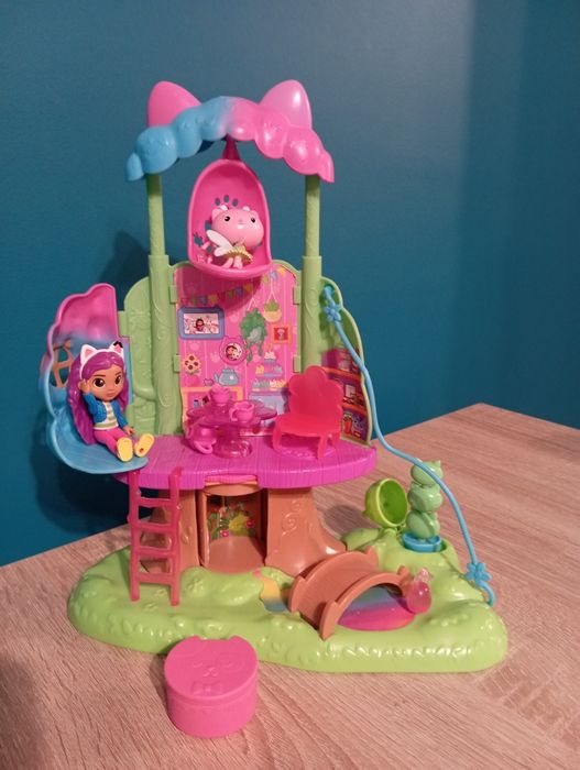 Domek na drzewie koci domek Gabi.