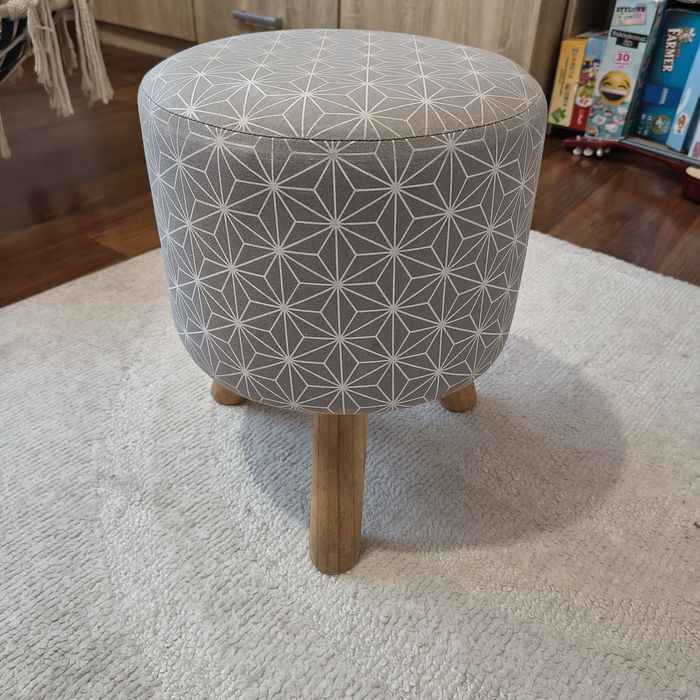 Pufka stołek na nóżkach