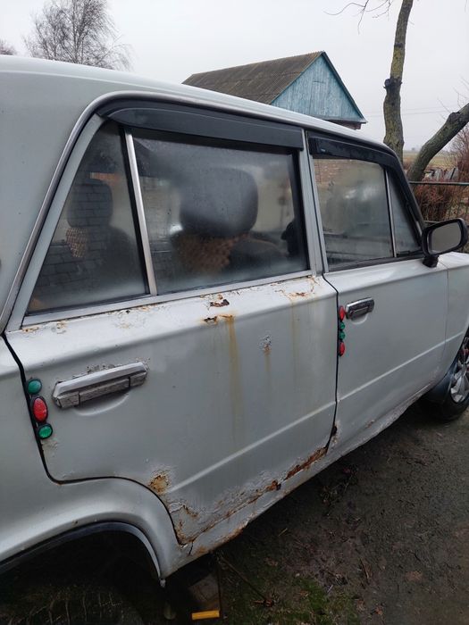 Автомобіль жигули 21011