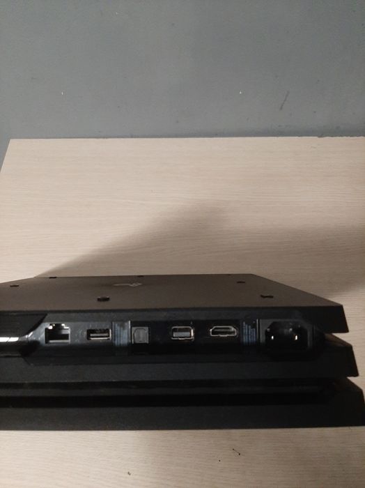 Sprzedam Playstation PS4 Pro 1TB z akcesoriami OKAZJA