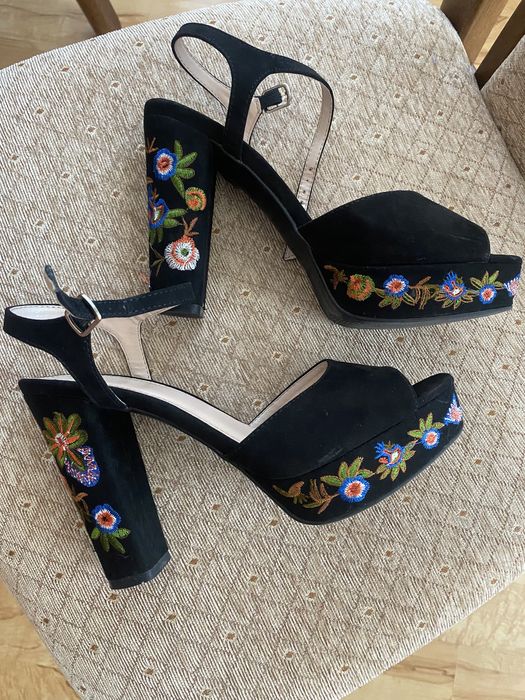 Sandały na platformie